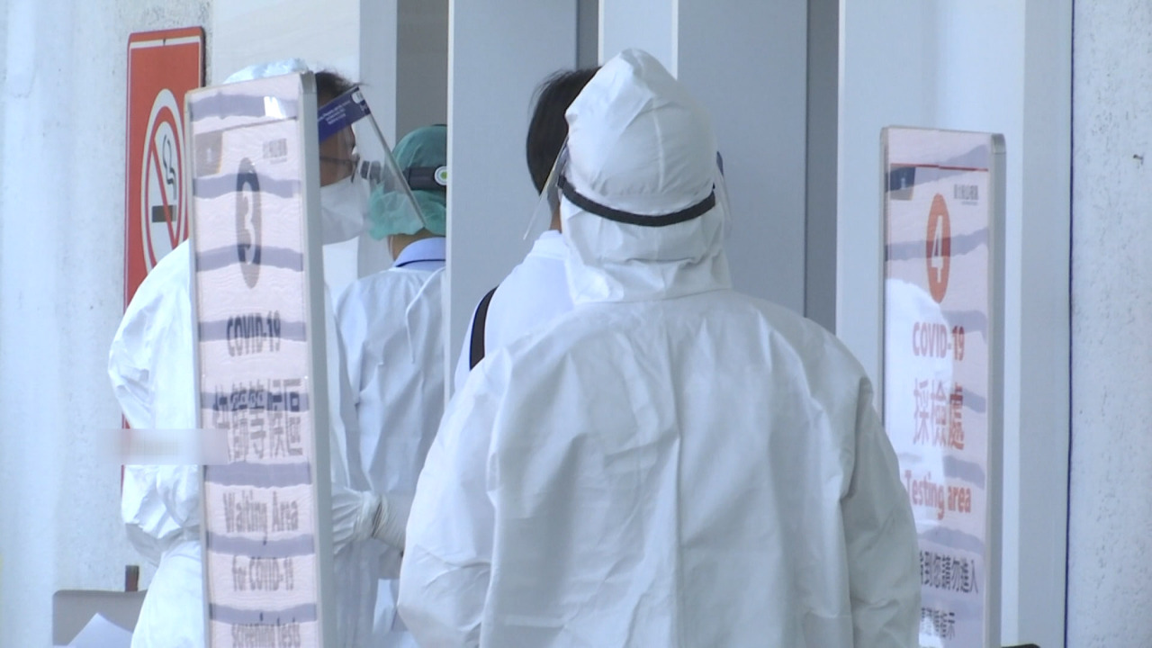 Hospitales desbordados por el trabajo administrativo en medio de un repunte de la COVID