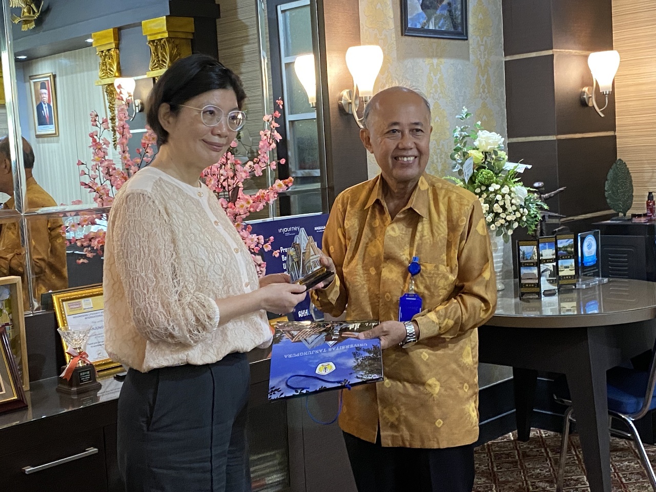 Rti visita la universidad y la comunidad hakka local de la región de Kalimantán, Indonesia
