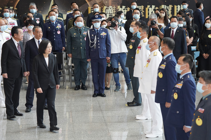 Tsai Ing-wen preside la ceremonia de ascenso de oficiales del Ejército Nacional