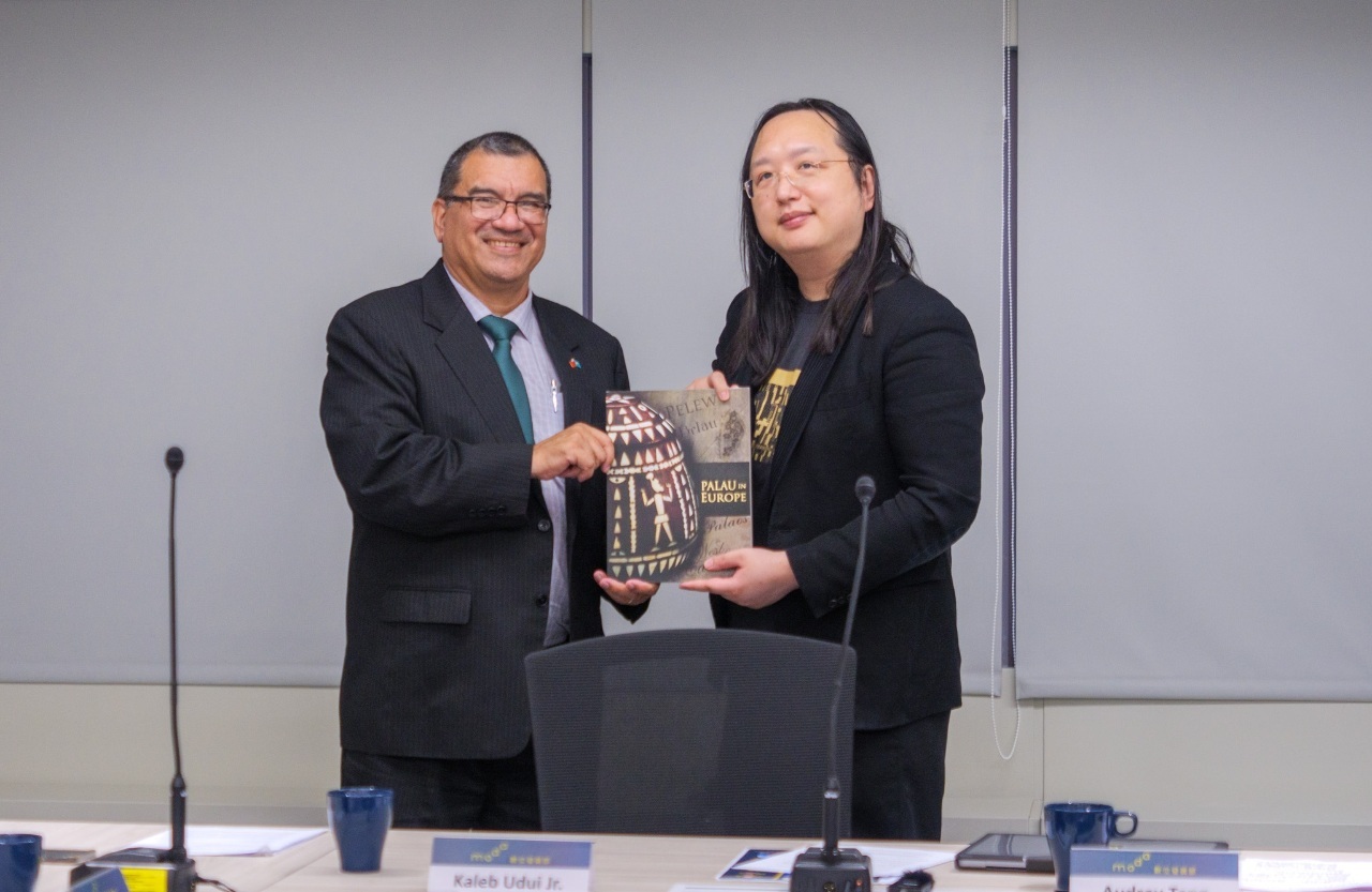 Audrey Tang se reúne con el Ministro de Finanzas de Palaos