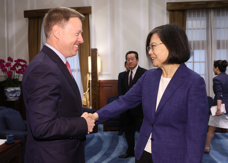 Tsai Ing-wen recibe a una delegación de un think tank estadounidense sobre defensa de la democracia