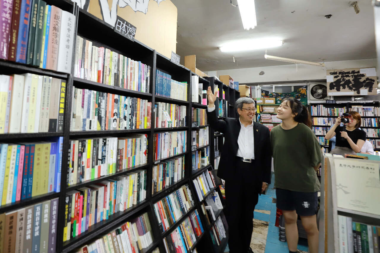 Chen Chien-jen promociona la subvención cultural para jóvenes junto a una famosa youtuber