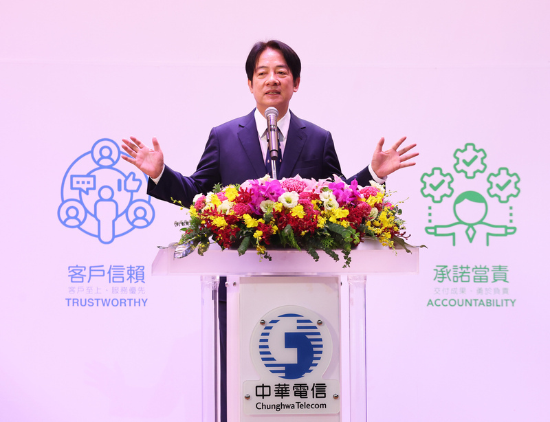 Lai Ching-te elogia la contribución de Chunghwa Telecom al desarrollo nacional desde su privatización