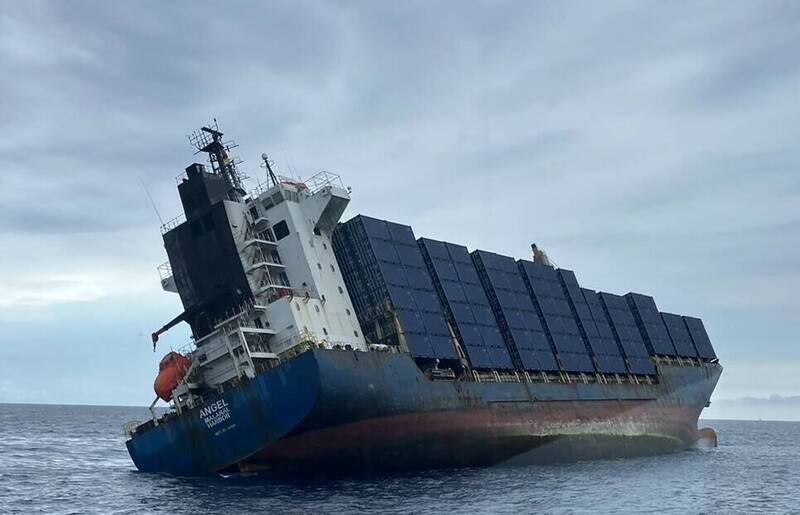 Taiwán restringe la salida del capitán y tripulación del buque de carga hundido frente a las costas de Kaohsiung