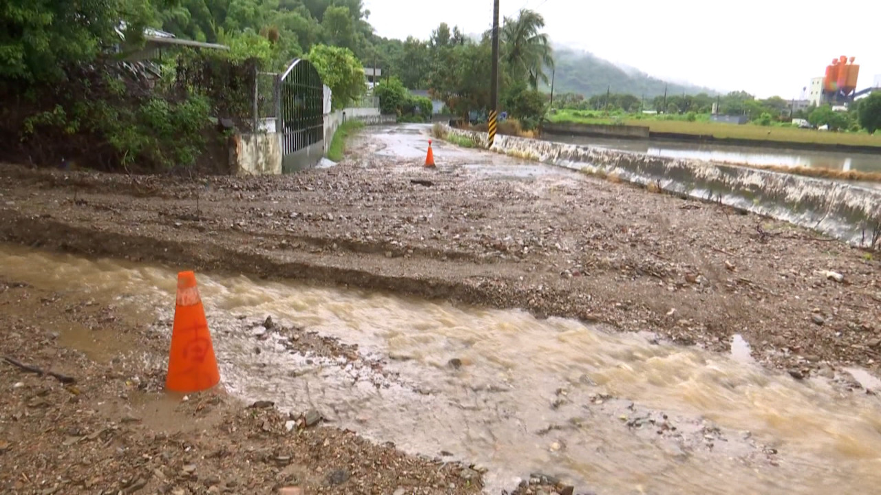 Cerca de 2000 personas fueron evacuadas por alerta roja por deslizamientos de tierra en Hualien