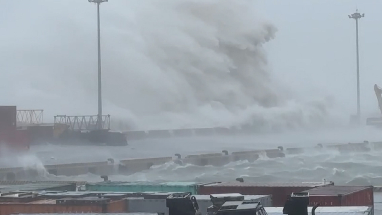 El tifón Doksuri provoca olas gigantescas y peligrosas rachas de viento en Kinmen