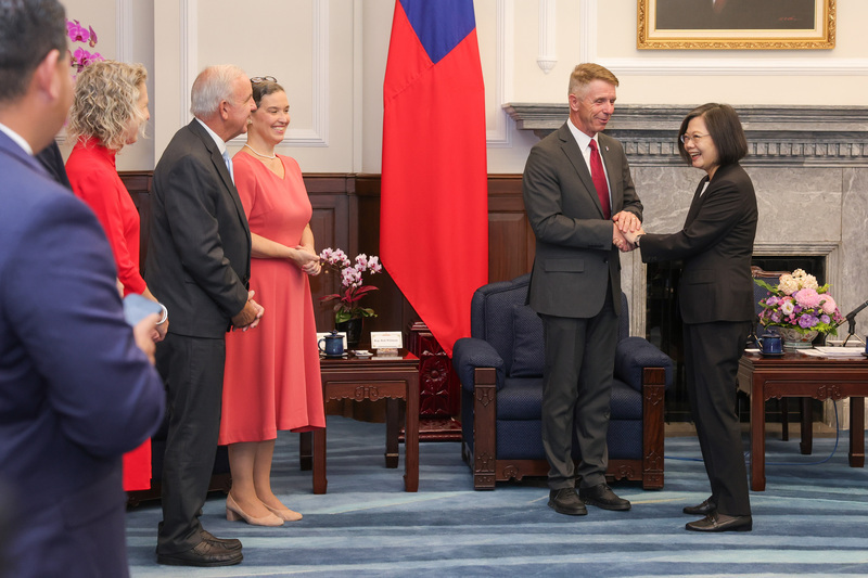 Tsai Ing-wen recibe a una delegación de congresistas del Comité de Servicios Armados
