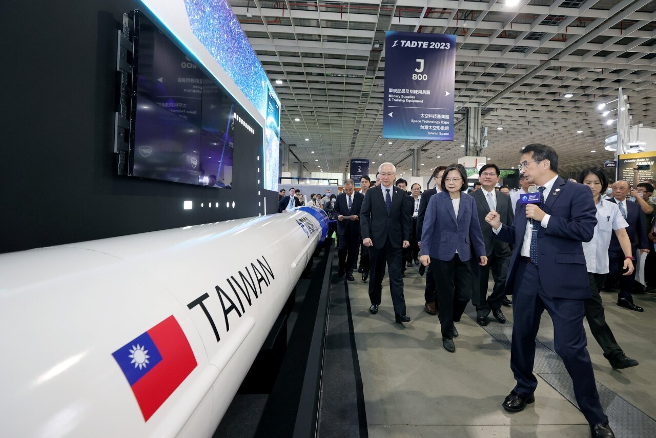 Tsai Ing-wen comprueba los avances taiwaneses en tecnología de drones y armamento
