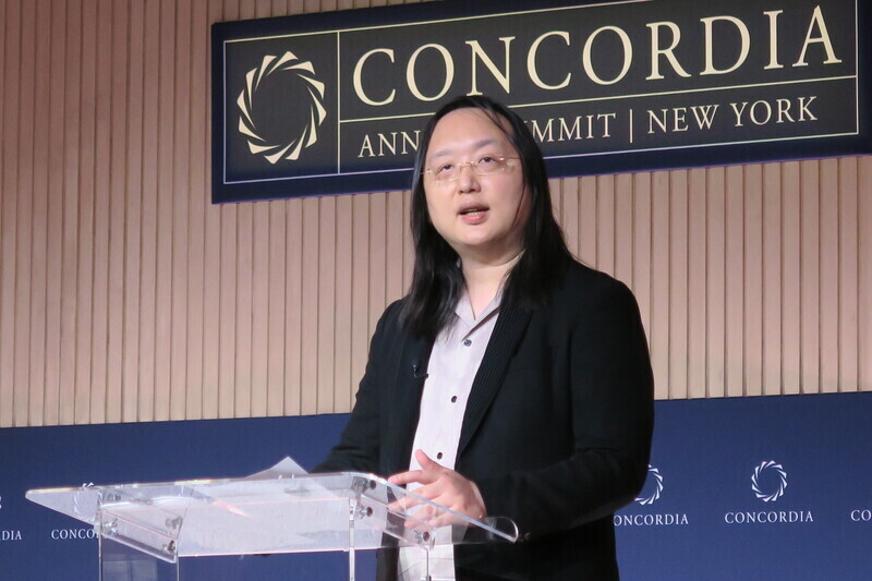Audrey Tang habla en Nueva York a favor de la utilización de la IA para fortalecer la democracia