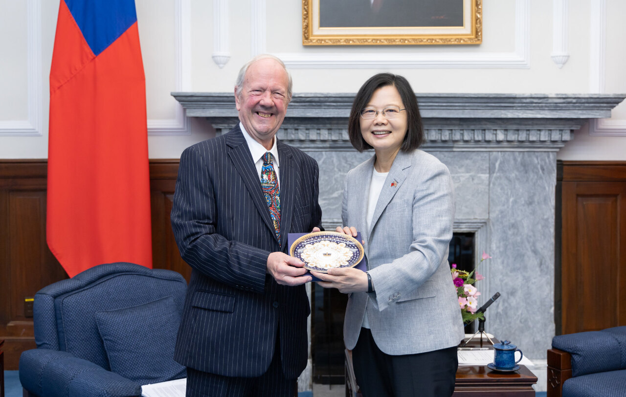 Tsai Ing-wen recibe al enviado comercial del Reino Unido Lord Faulkner of Worcester