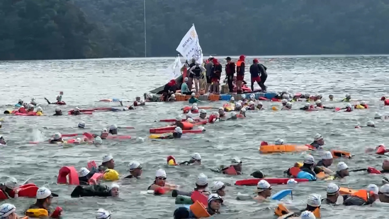 Más de 30 000 personas nadaron en el Lago del Sol y la Luna