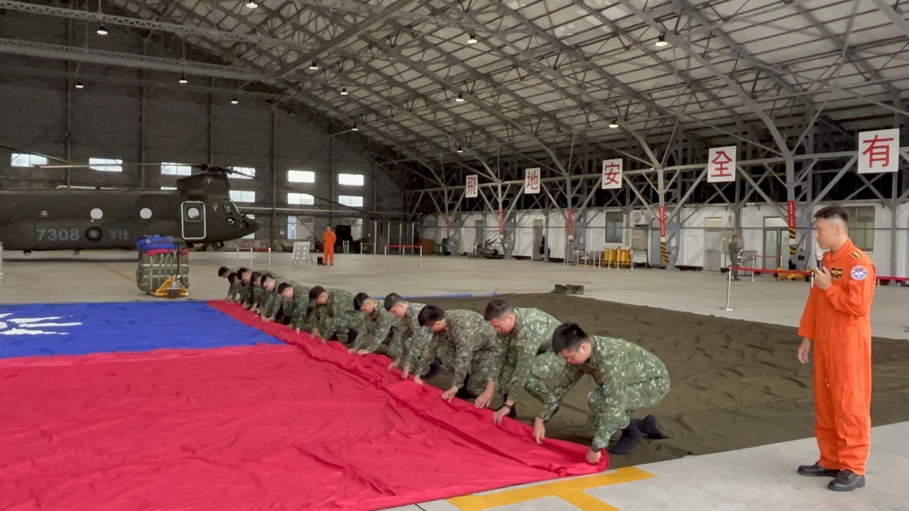 Un helicóptero izará una bandera gigantesca durante el día nacional del Doble Diez