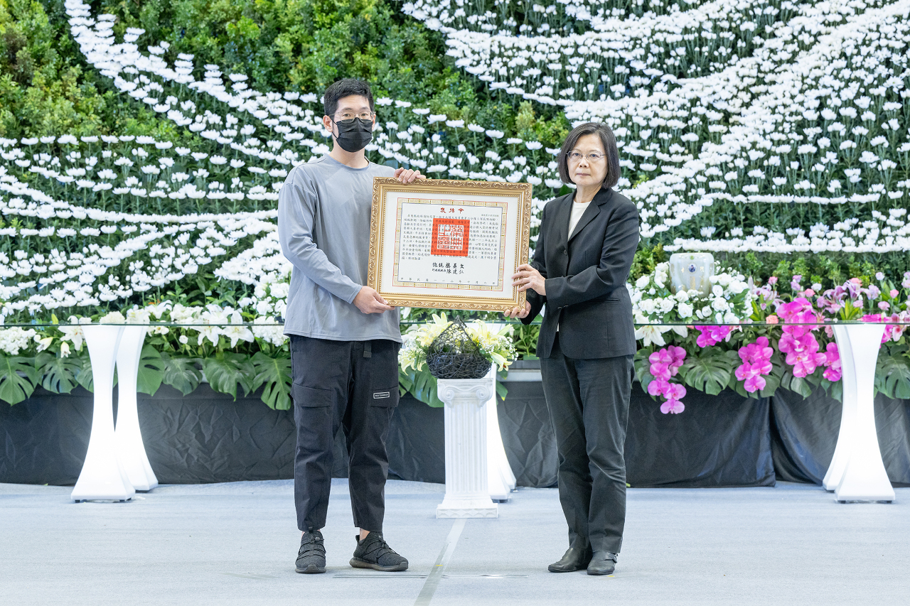 Tsai Ing-wen preside los funerales de los cuatro bomberos fallecidos en el incendio de Pingtung