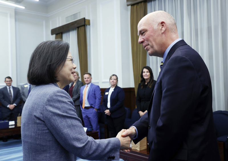 Tsai Ing-wen recibe al gobernador de Montana y anuncian acuerdos de colaboración industrial