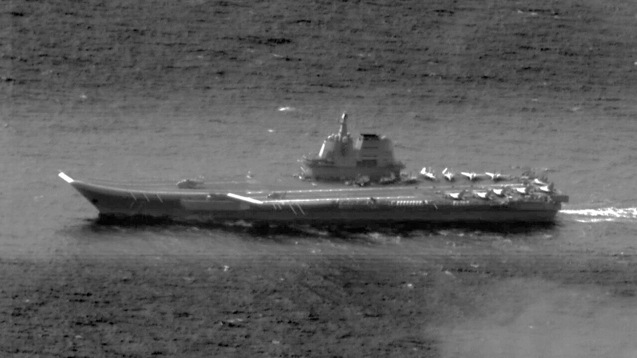 Defensa difunde fotos de las operaciones de la flota del portaaviones chino Shandong en aguas del Pacífico