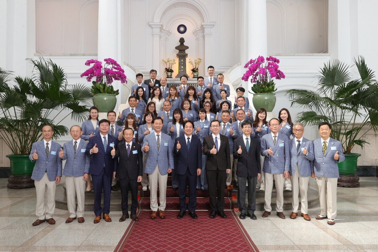 Lai Ching-te recibe a los representantes de la Asociación de Sastres de Taiwán