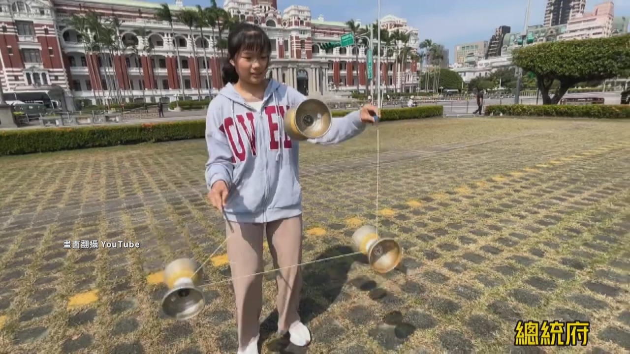 Llevando el diábolo de paseo en el viaje de graduación