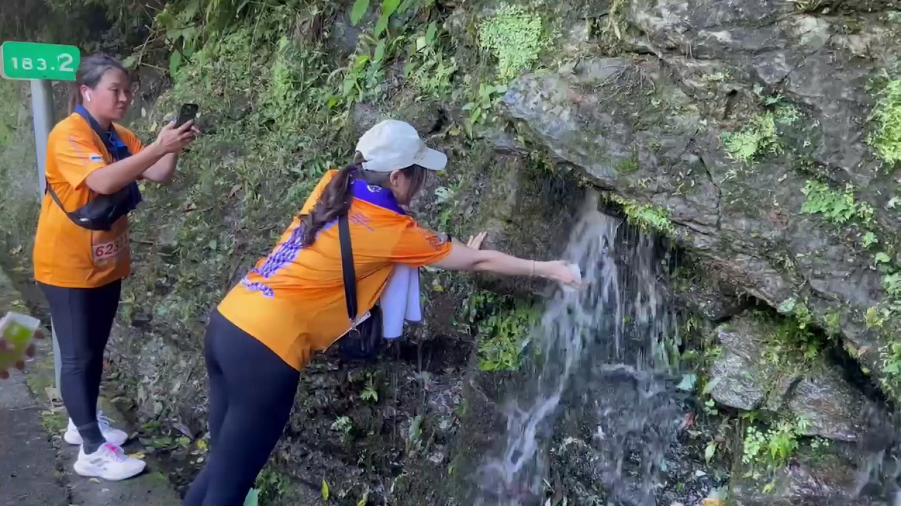 Corredores en el maratón de Taroko beben agua de manantial de montaña