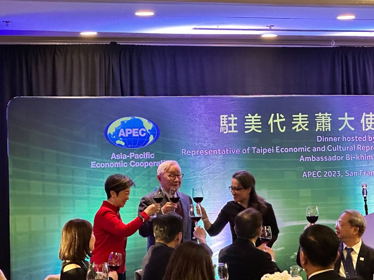 Hsiao Bi-khim organiza una gran bienvenida para Morris Chang antes del inicio del foro APEC en San Francisco