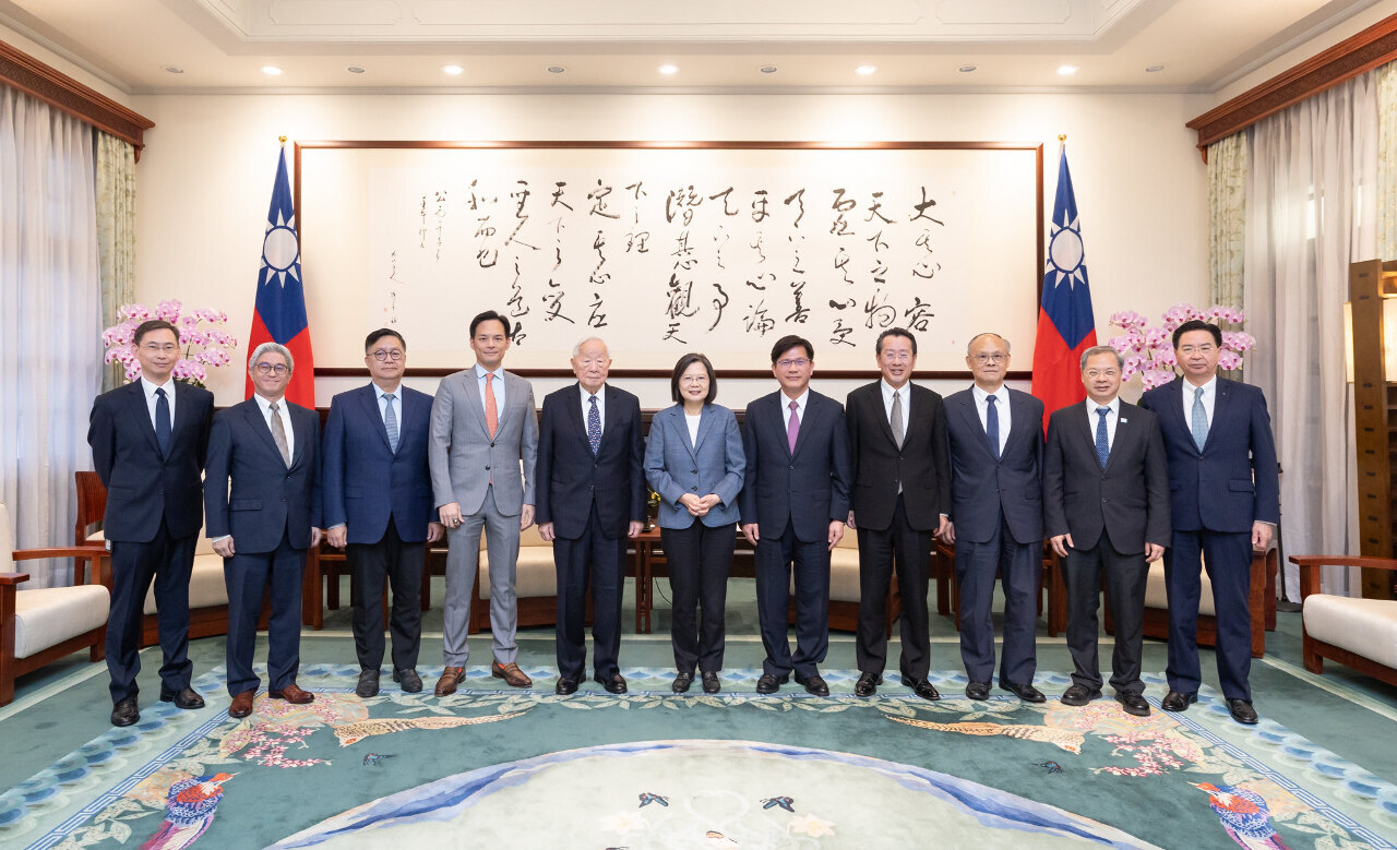 Tsai Ing-wen recibe a Morris Chang tras la reunión APEC y le agradece su contribución a la visibilidad de Taiwán