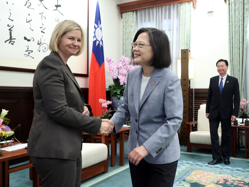 Tsai Ing-wen recibe a una delegación del parlamento noruego con la vista puesta en la apertura de una oficina de representación