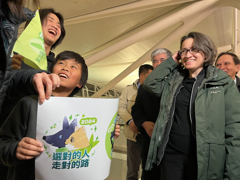 Candidata vicepresidencial Hsiao Bi-khim deja Estados Unidos y regresa a Taiwán para enfocarse en campaña electoral