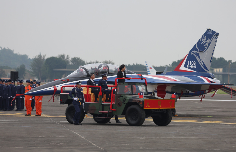 Tsai Ing-wen inaugura el nuevo Comando de Entrenamiento de las Fuerzas Aéreas con el caza Brave Eagle