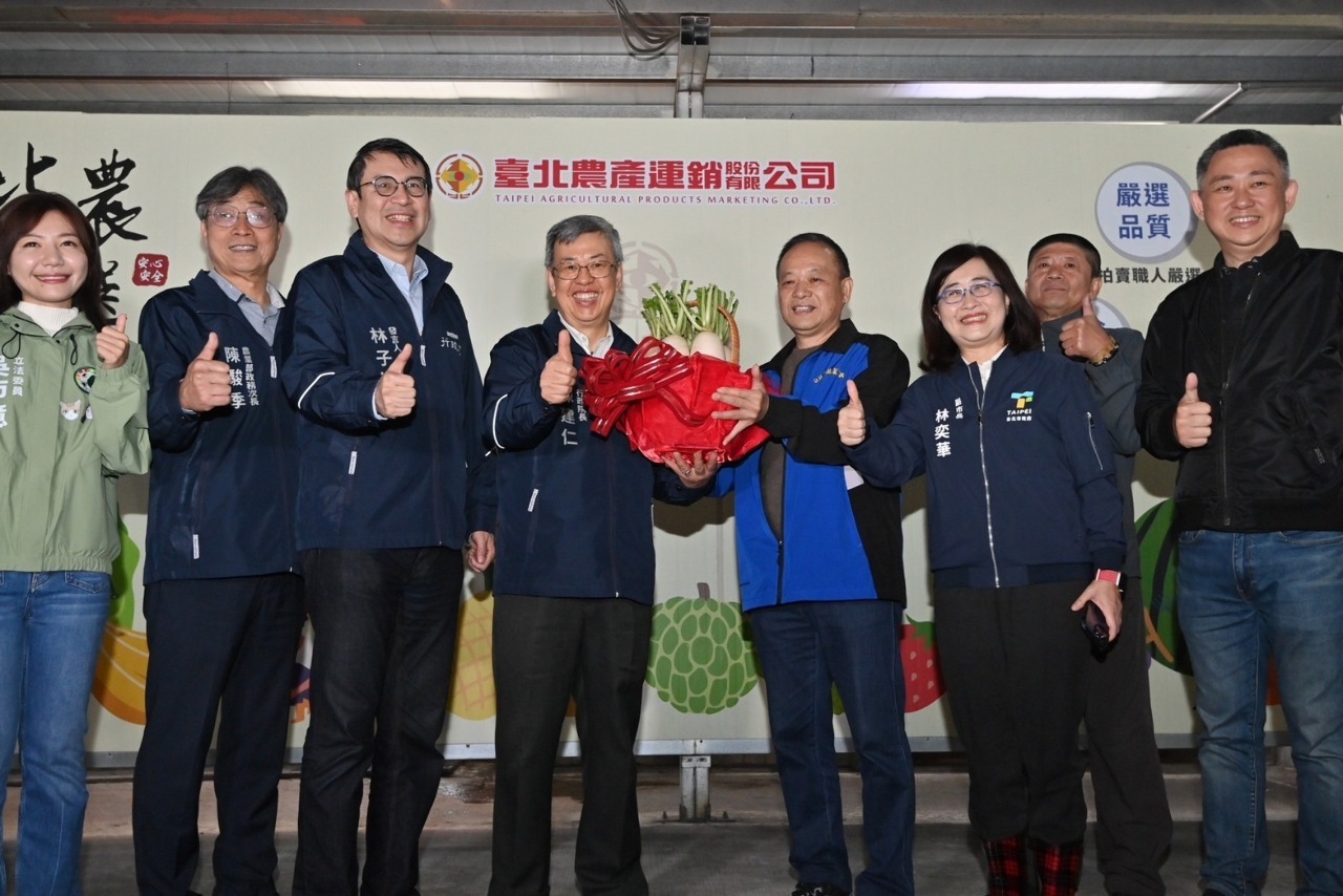 Chen Chien-jen visita mercados de abastos de Taipéi y reparte sobre rojos