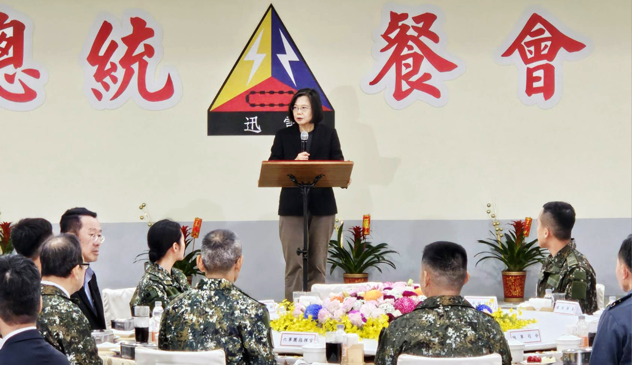 Tsai Ing-wen visita bases militares para animar a las tropas antes del Año Nuevo chino