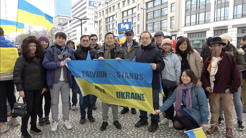 Representante de Taiwán ante la UE habla en la manifestación de Bruselas por la guerra de Ucrania