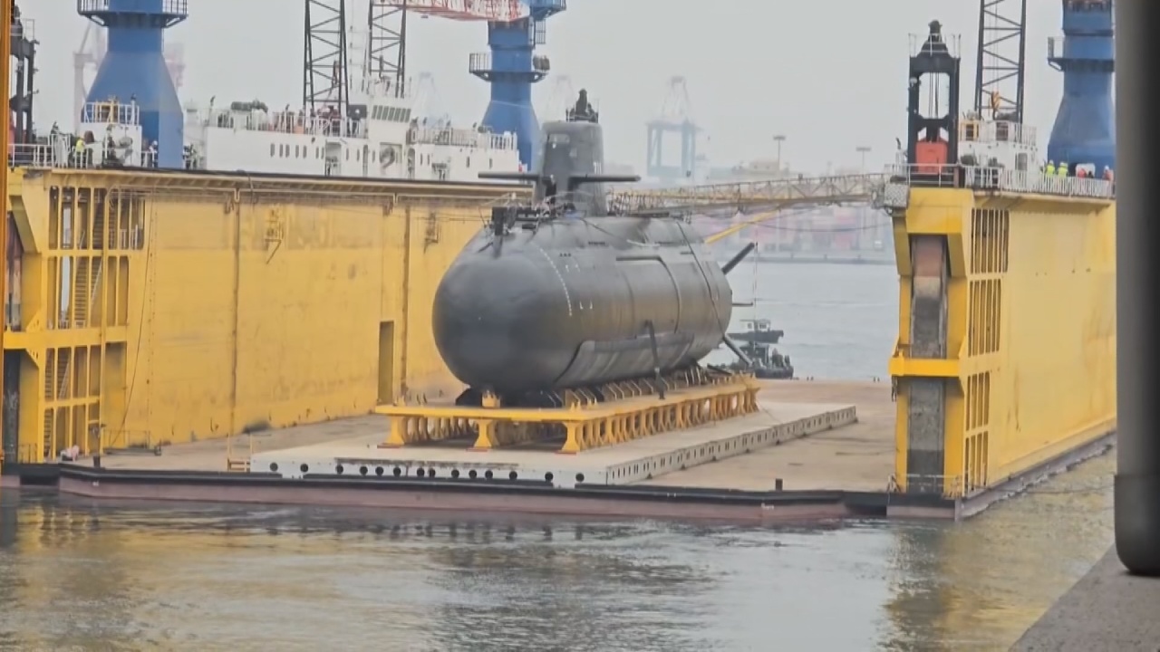 Traslado de submarino de producción nacional Narwhal atrae a gran cantidad de entusiastas militares