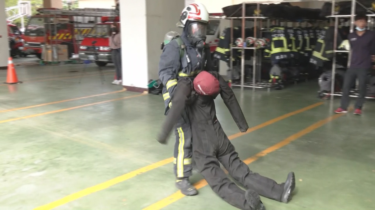 Taichung celebra pruebas físicas muy duras para seleccionar oficiales de bomberos