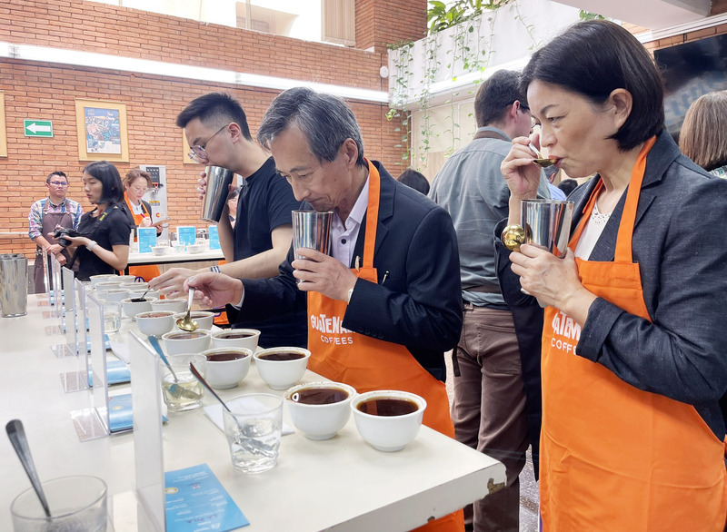 Empresarios taiwaneses viajan a Guatemala para comprar café
