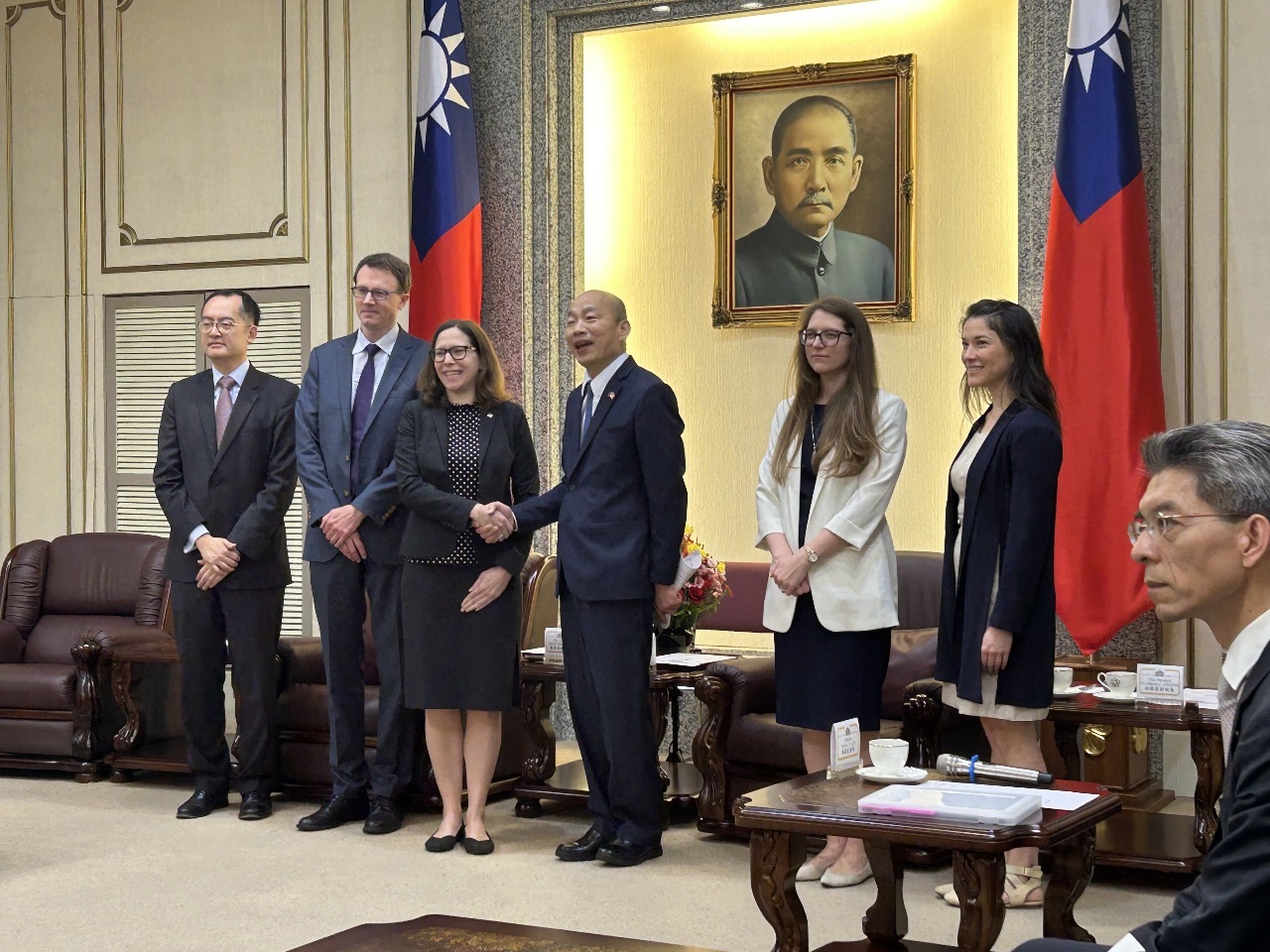 Han Kuo-yu recibe a Laura Rosenberger en el Yuan Legislativo y destaca los lazos emocionales entre Taiwán y EE. UU.