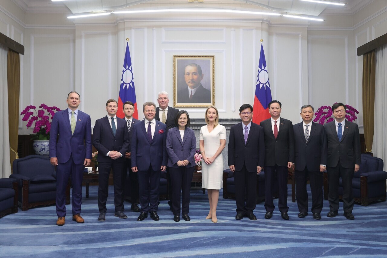 Tsai Ing-wen recibe a una delegación de diputados lituanos del Grupo de Amistad Parlamentaria con Taiwán