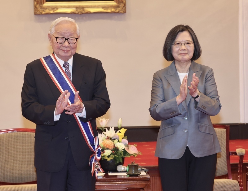 Tsai Ing-wen reconoce los logros de Morris Chang y su contribución al país otorgándole una medalla de Estado