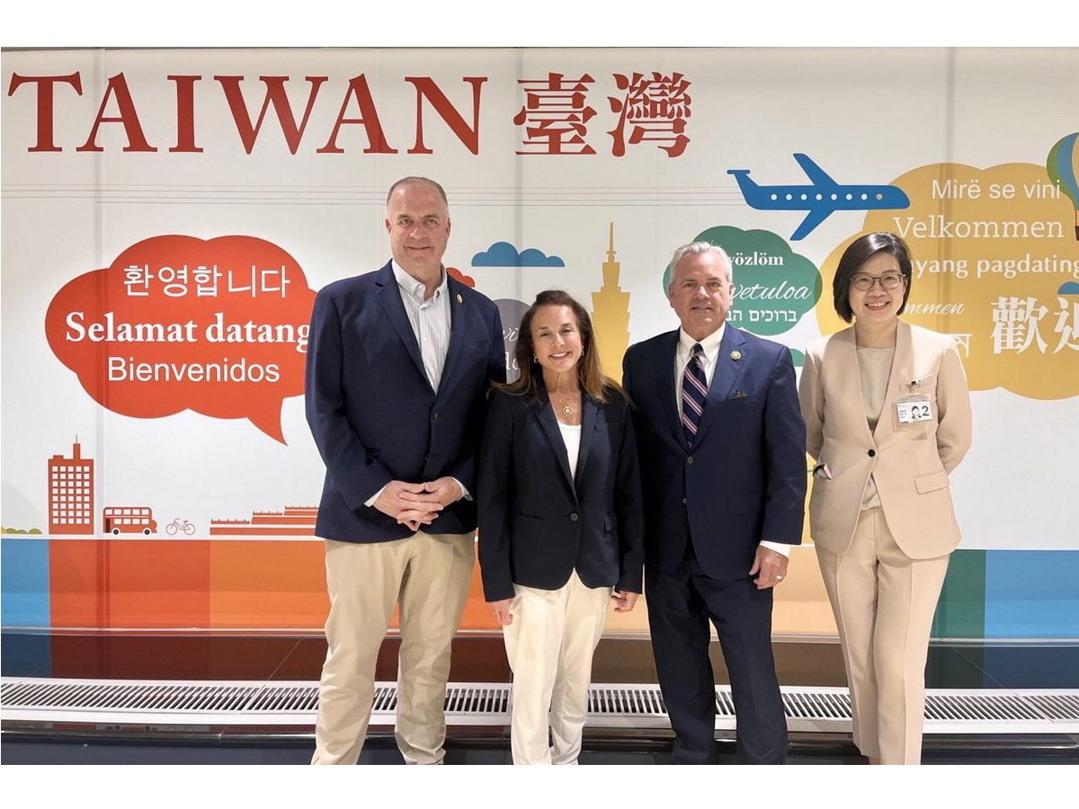 Tres congresistas estadounidenses visitan Taiwán tras la aprobación de ayuda militar a la isla
