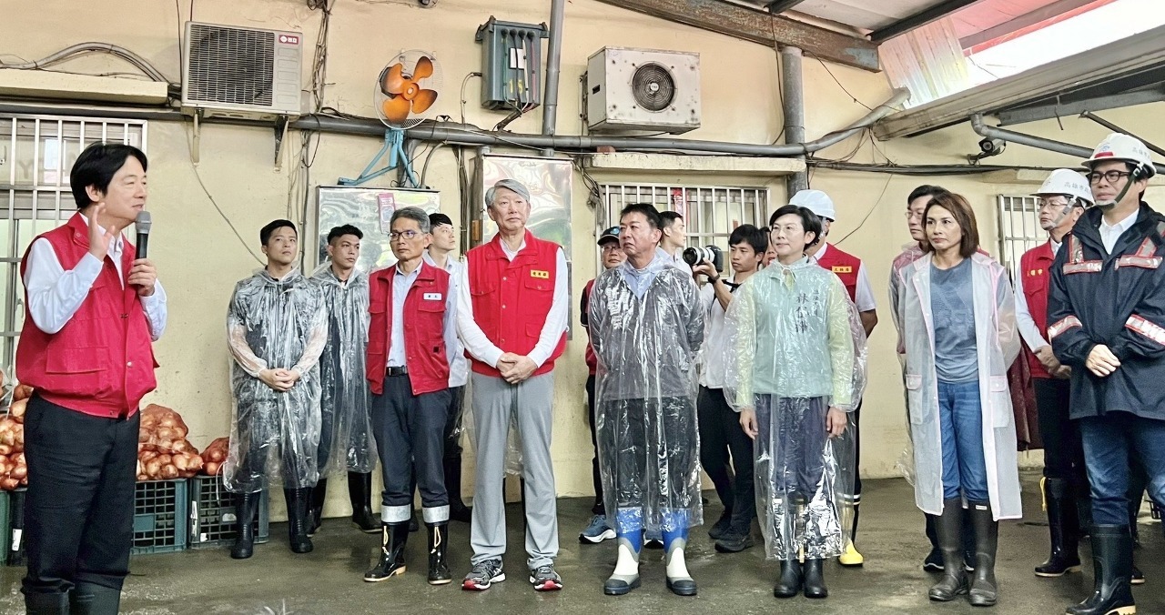 El presidente Lai visita el distrito de Meinong de Kaohsiung especialmente dañado por las inundaciones