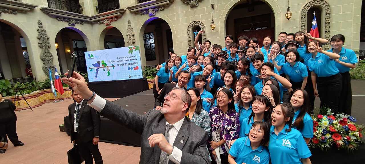 Delegación de Jóvenes Embajadores de Taiwán visita sede de gobierno de