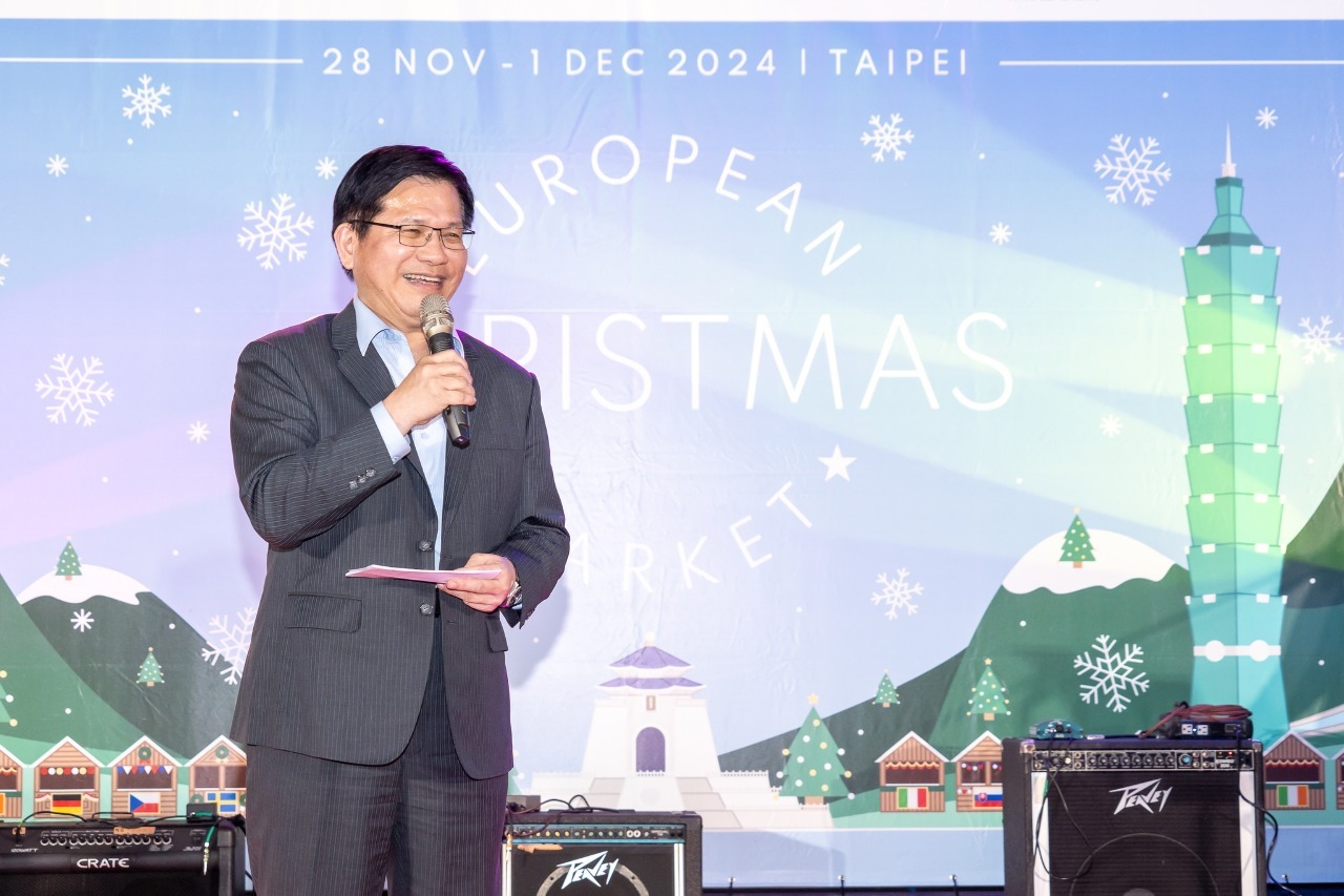 Se inaugura el quinto mercado navideño europeo con la presencia del ministro de Exteriores