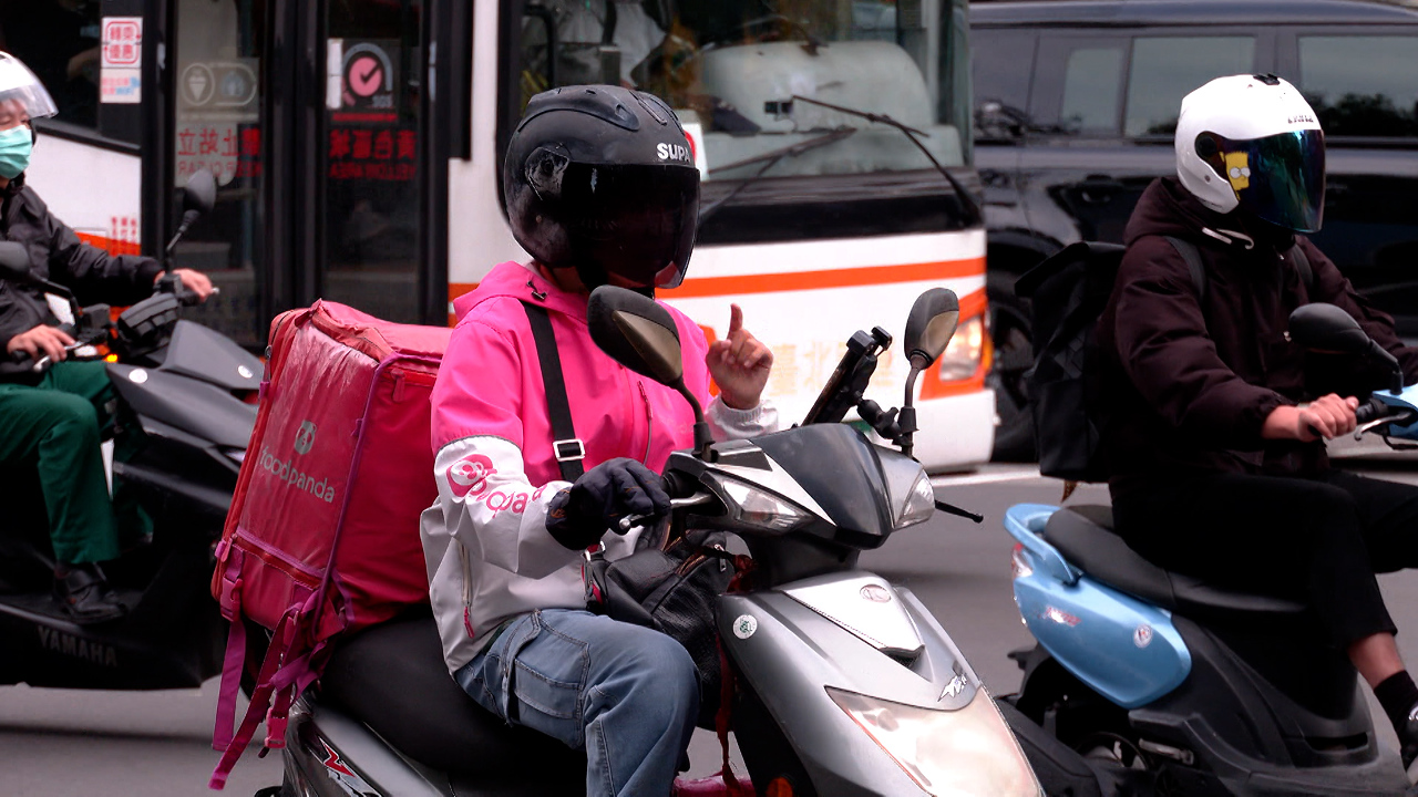 Repartidores temen por sus derechos con la adquisición de Foodpanda por Uber Eats