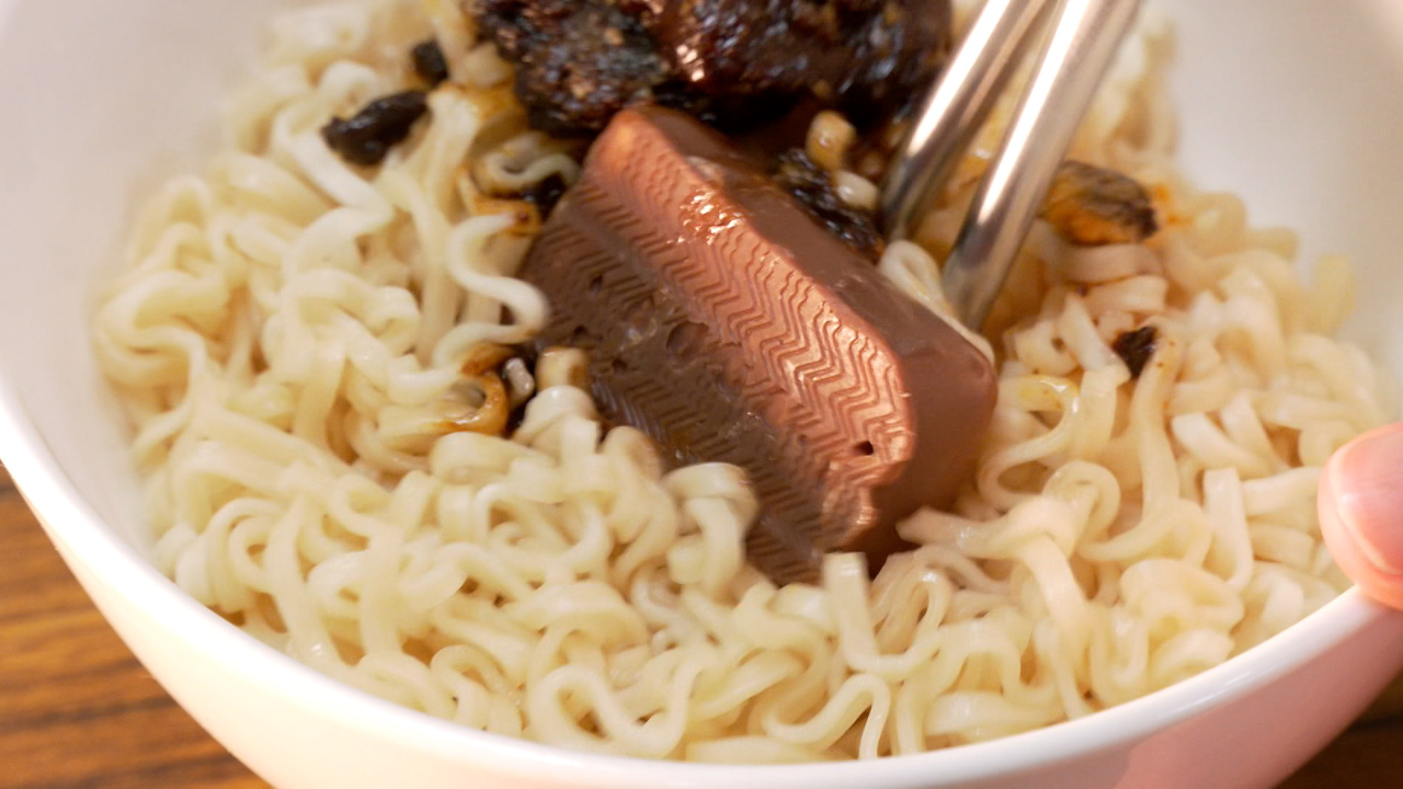 Nutricionistas advierten contra la moda de comer fideos instantáneos con chocolate