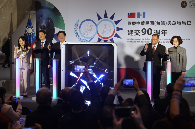 Taiwán y Guatemala celebran 90 años de relaciones diplomáticas con iluminación especial en el Taipei 101