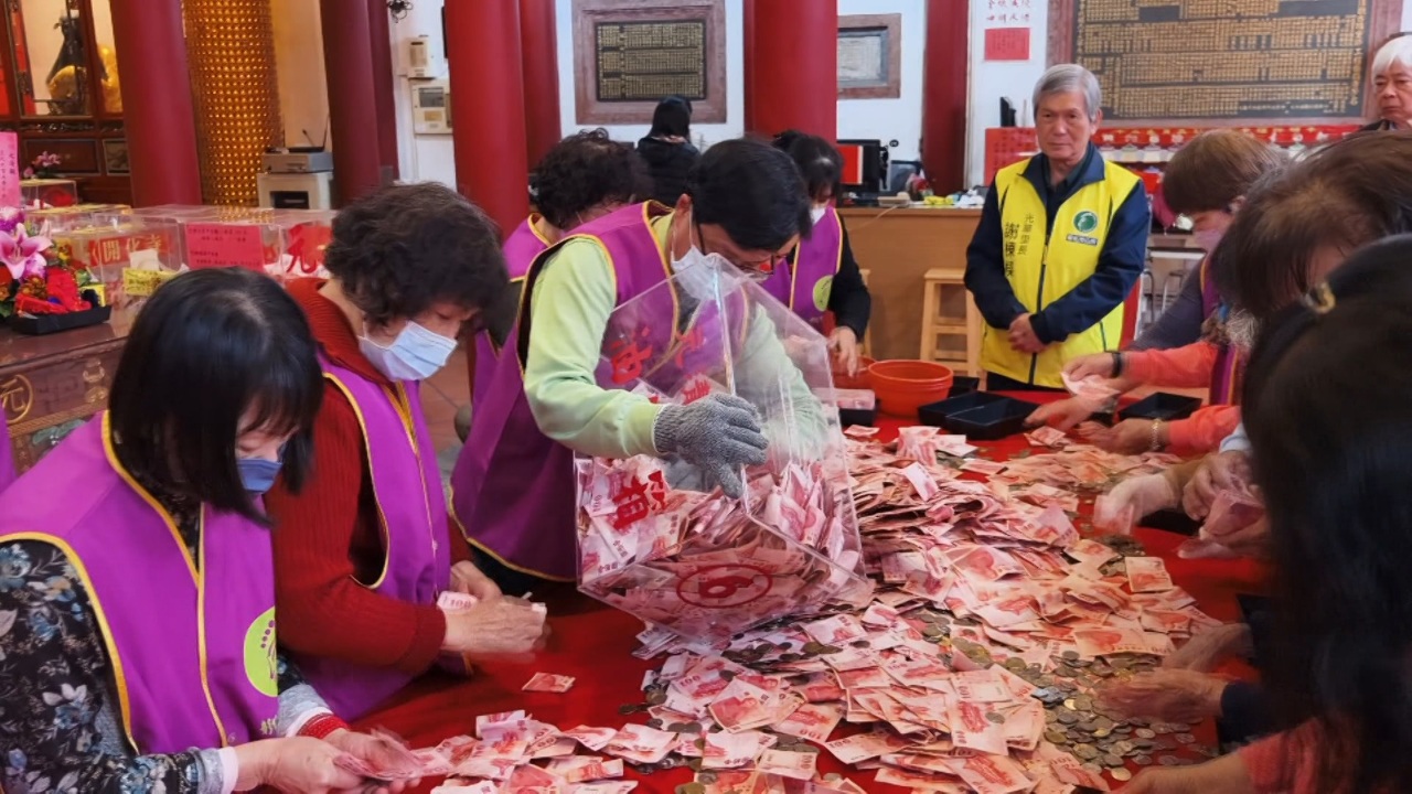 Los templos reciben gran cantidad de donaciones durante el Año Nuevo Lunar