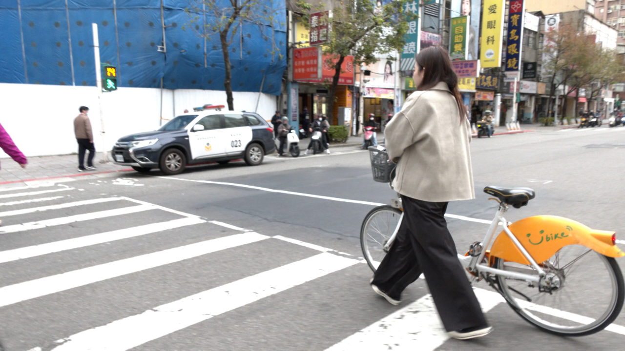 Multas para ciclistas: no se puede pedalear en el cruce peatonal