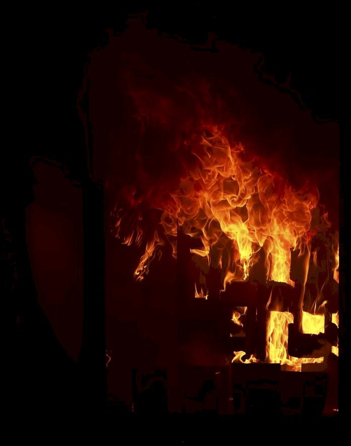 Continúan las labores de búsqueda y rescate de una tripulación incendiada cerca de las islas Pengjia