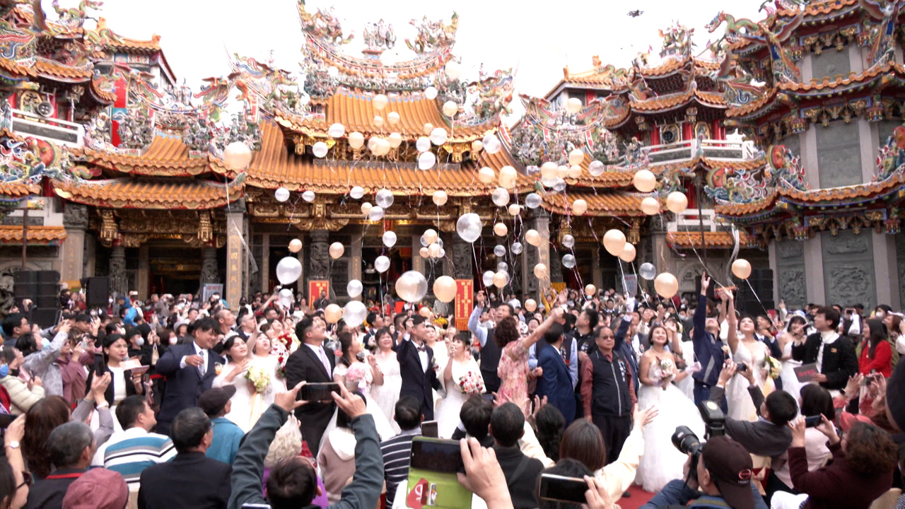 Boda colectiva en el templo Dajia de Taichung: 60 parejas reciben la bendición de la diosa Mazu