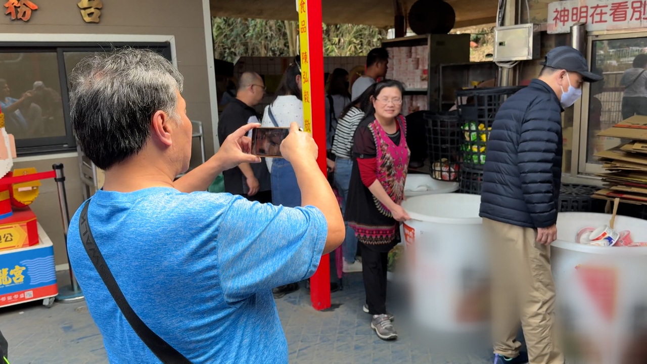 Un templo de Nantou habilita cubetas gigantes para almacenar fideos