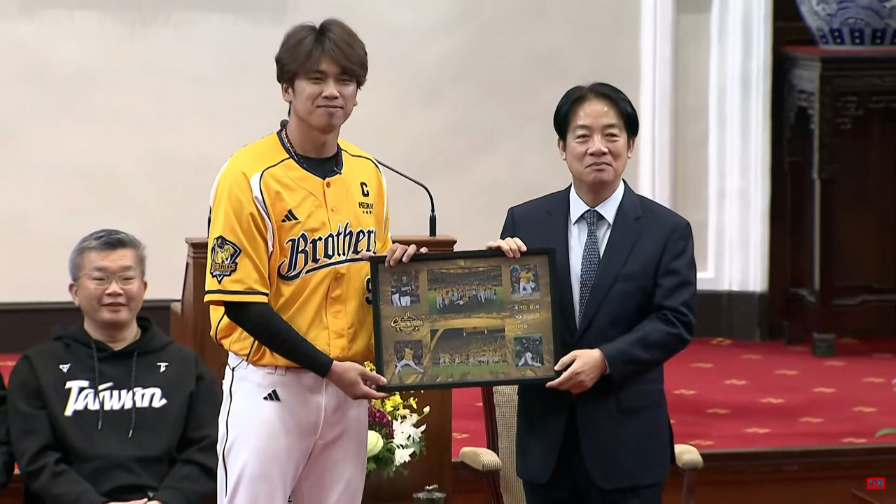 Lai Ching-te recibe a los Chinatrust Brothers como campeones de la liga de béisbol