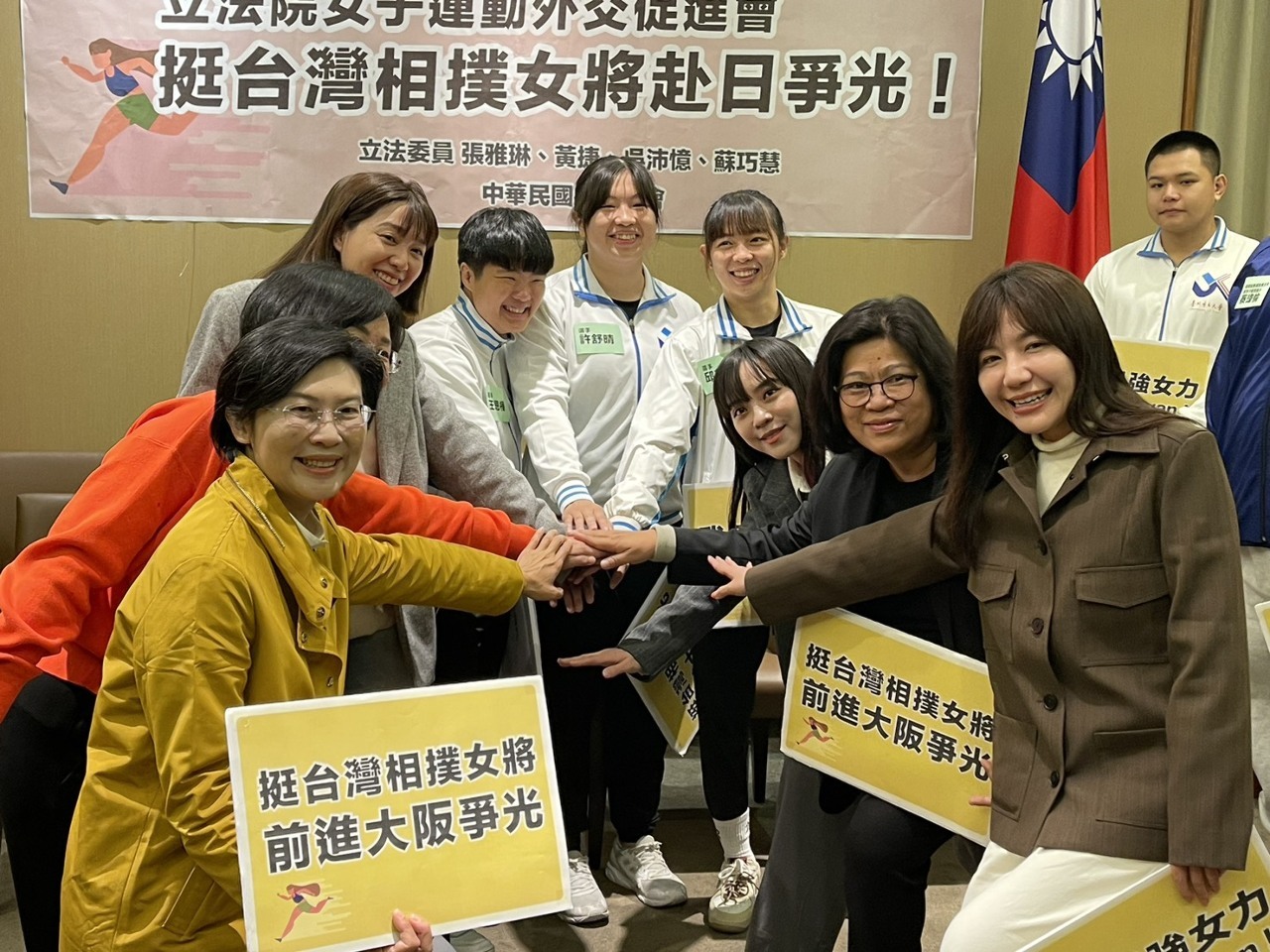 El Yuan Legislativo recibe al equipo femenino de sumo de Taiwán